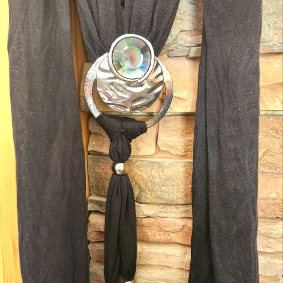 Scarf with jewelry attached - Picture 4 of 4